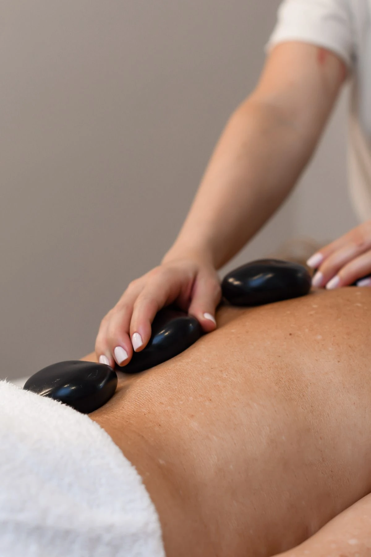 Sessão relaxante de massoterapia com pedras quentes