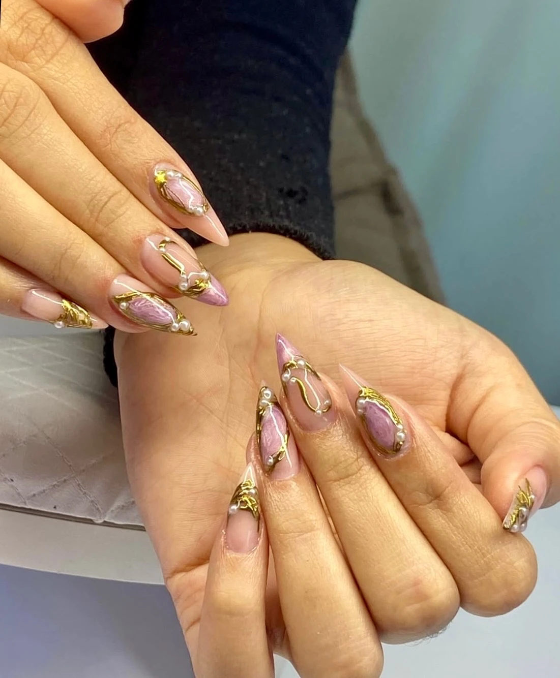 Unhas decoradas com nail art em rosa e dourado